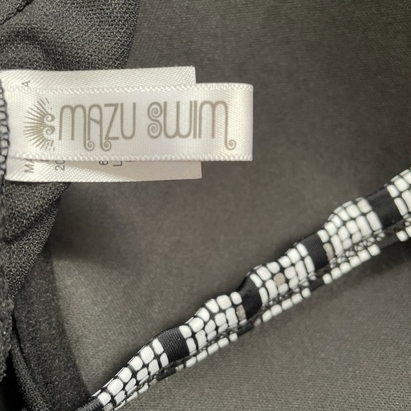 Black one-piece Swimsuit with mesh trim. New with tags size 24W - Picture 4 of 7